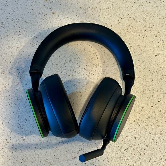 Xbox Series S Bundle - Picture 8 of 12